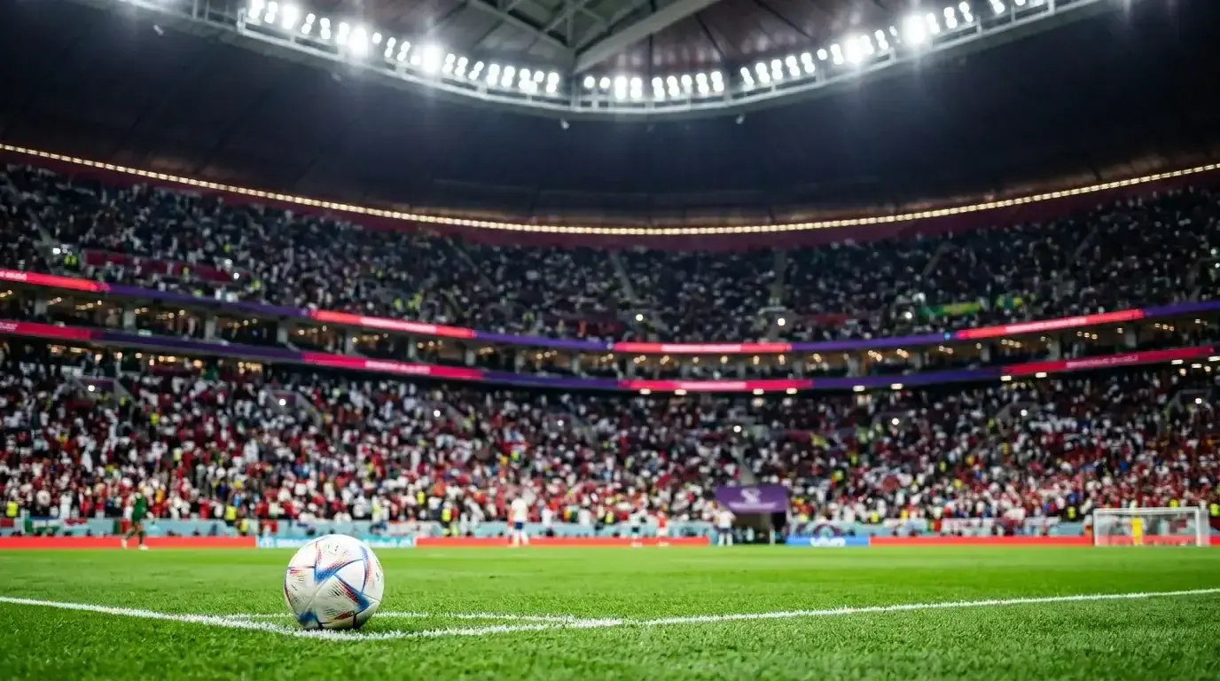 Nočni nogometni stadion pod žarometi, zmagoslavno vzdušje po večeru izločilnih bojev